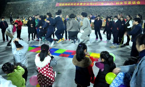永春分公司三八節(jié)活動(dòng)：光腳跳“指壓板”。（陳宏金）[3].jpg