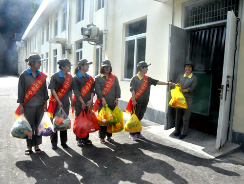 陳宏金：永春分公司女工協(xié)管員到生產(chǎn)一線送清涼。.jpg