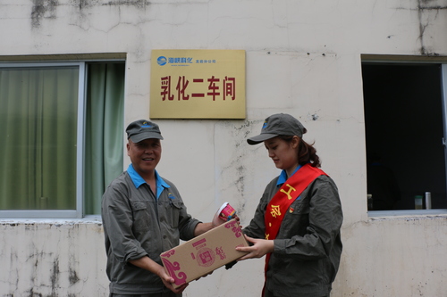張力燕：龍巖分公司女工委組織女工黨員開展“戰(zhàn)高溫、防酷暑、保安全”送清涼活動(dòng)1.jpg