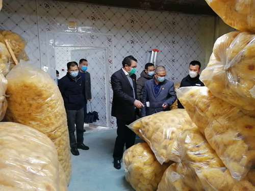 黃春生 ?？朴来?海峽科化公司黨委書記、董事長吳彩洪一行看望慰問駐山頭頂村第一書記黃春生1_調(diào)整大小.jpg