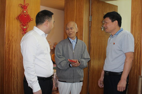 永安分公司鄭若男：海峽科化公司黨委委員、紀(jì)委書記何浦寨到永安分公司慰問60年以上黨齡老黨�?(3)_調(diào)整大小.JPG