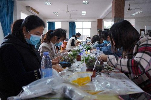 烽林連珂瑩：烽林分公司舉辦慶“三八”花藝、微景觀植物DIY活動(dòng)3~1.jpg