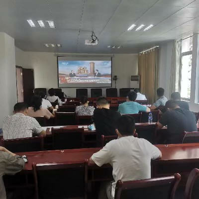 施英星：龍巖分公司機關一黨支部組織支部人員集體觀看烈士紀念日向人民英雄敬獻花籃儀式網(wǎng)絡現(xiàn)場直播~1.jpg