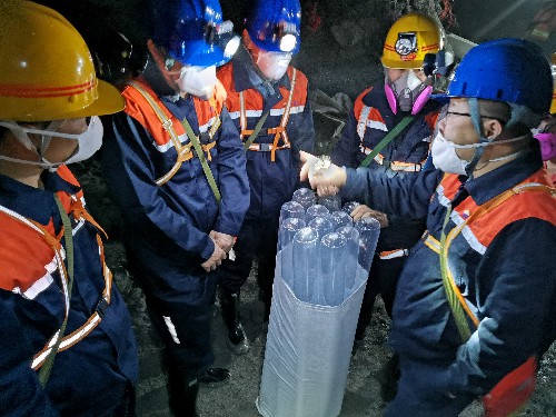 富興建設(shè)+來慶�?海峽科化公司黨委委員、紀(jì)委書記何浦寨一行到富興建設(shè)上杭分公司開展安全督�?~1.jpg