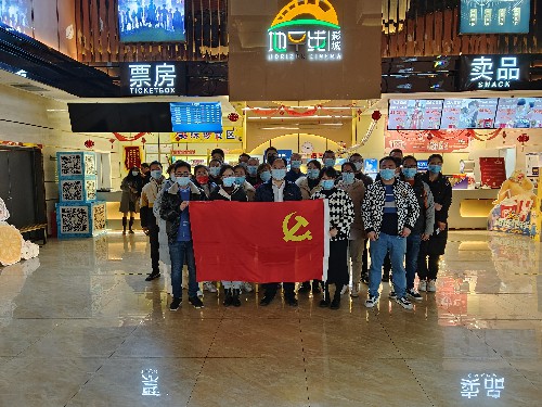 福安分公司胡廷淦：圖�?�?7日福安分公司機(jī)關(guān)支部聯(lián)合銨油車(chē)間支部開(kāi)展“追憶抗美援朝、弘揚(yáng)革命精神”觀(guān)影主題黨日活動(dòng)~1.jpg
