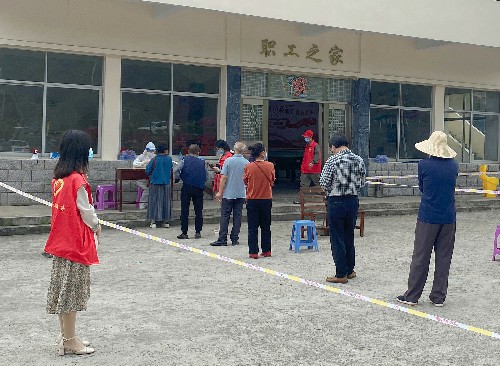 烽林連珂瑩：“團”聚青年 同心戰(zhàn)“疫”——海峽科化烽林分公司團委組織青年志愿服務隊開展疫情防控志愿服務~1.jpg