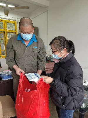 ?？朴来?孫巧�?用心做好“娘家人�?海峽科化永春分公司工會關愛“再行動�? (2)~1.jpg