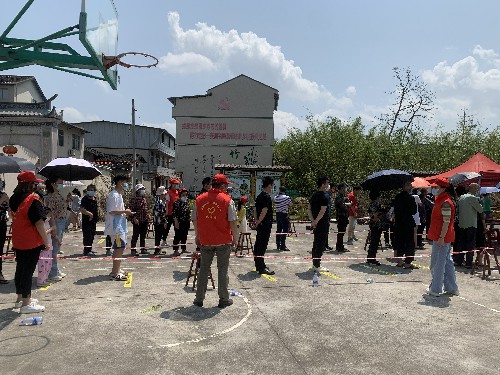 福安分公司劉娟莉：圖�?�?3日福安分公司機關黨支部黨員志愿者協(xié)助核酸檢測采樣工�?(3)~1.jpg