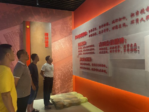 烽林連珂瑩：弘揚“八一”精�?傳承紅色基因——海峽科化烽林分公司黨委開展退役軍人黨員紅色教學(xué)活�?.jpg